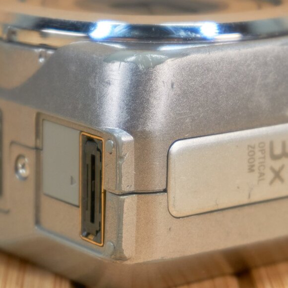 Sony Cyber-shot DSC-S60 4.1MP Digital Camera, 3X Optical Zoom, Made in Japan - Picture 10 of 14